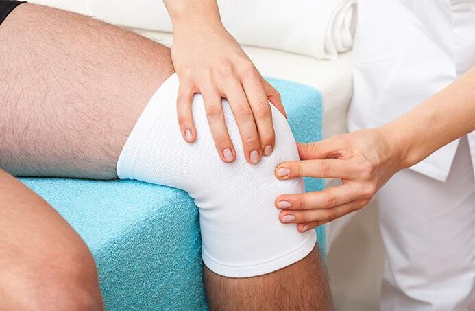 Therapeutic compresses help relieve pain in the joints of the limbs. 