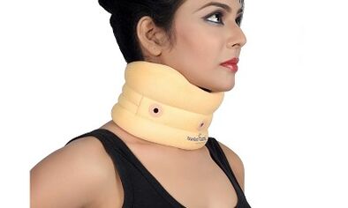 Wearing a collar with cervical osteochondrosis